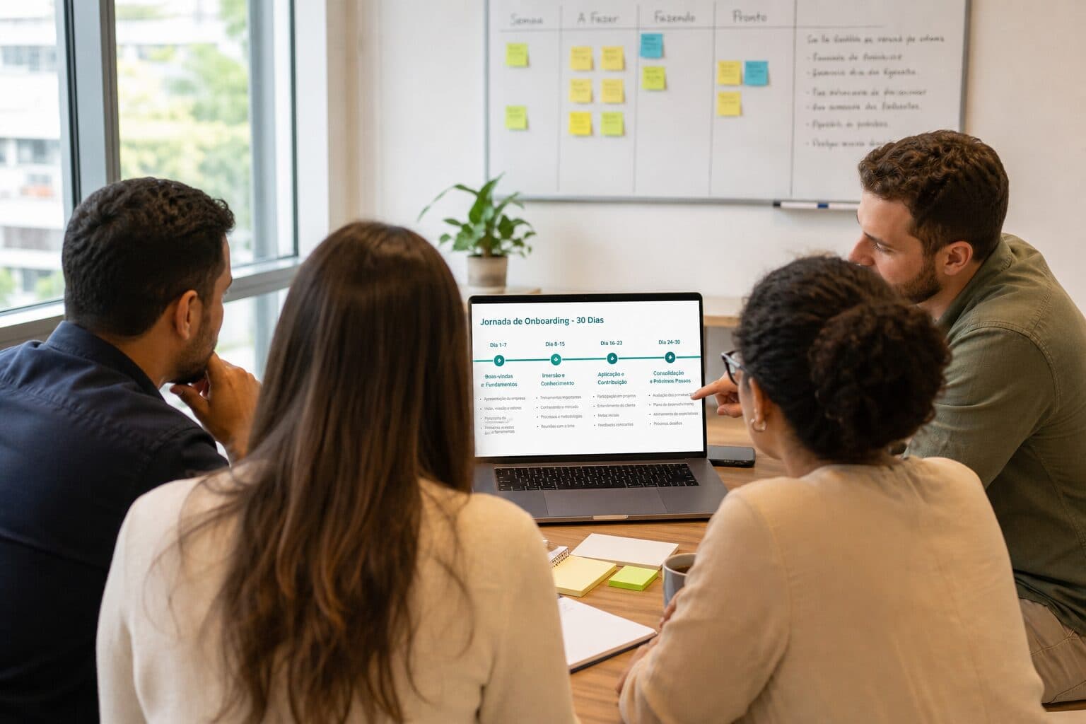 Equipe comercial reunida em volta de um notebook com o funil aberto